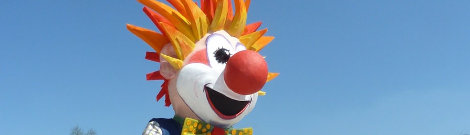Ein Clown auf dem Pferd
