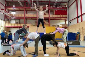 Kinder bauen eine Menschenpyramide