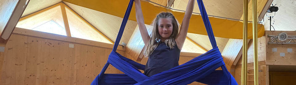 Ein Mädchen im Zirkuscamp