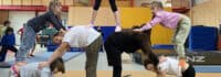 Kinder bauen eine Pyamide im Zirkuscamp