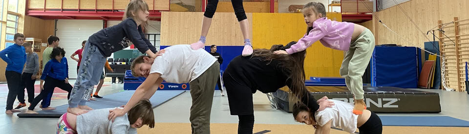 Kinder bauen eine Pyamide im Zirkuscamp