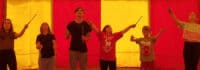 Kinder spielen Diabolo