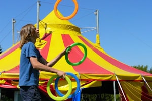 Ein Junge jongliert mit Ringen