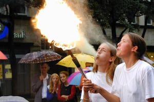 Zwei Mädchen spucken Feuer