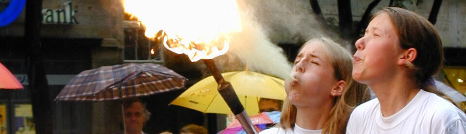 Mädchen spucken Feuer
