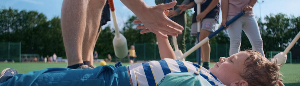 Einem erschöpften Kind Kind wird aufgeholfen