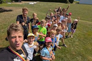 Gruppenselfie der Kinder nach der Olympiade