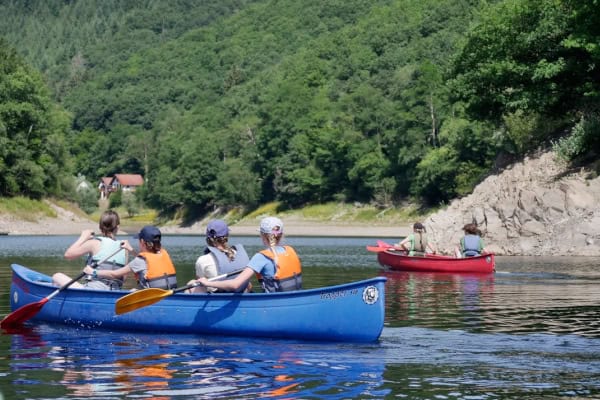 Kinder paddeln auf Rursee bei Abenteuercamp