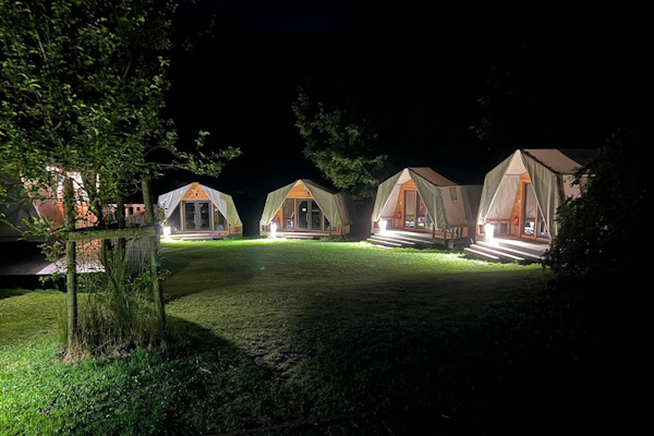 Die Lodges im Feriencamp Kaub am Abend