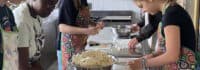 Jugendliche kochen im Film und Theater Camp