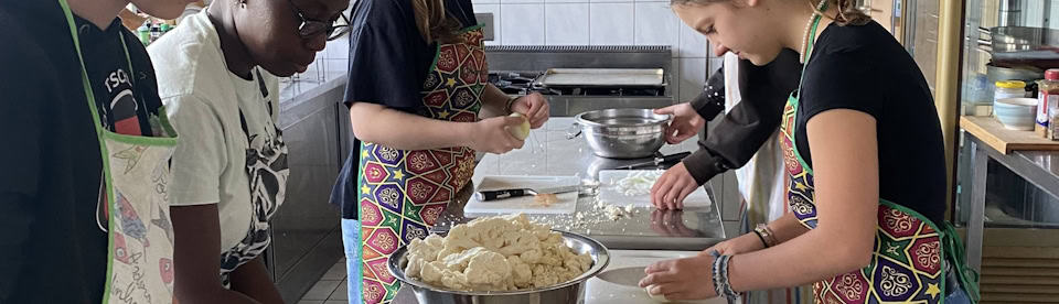 Jugendliche kochen im Film und Theater Camp