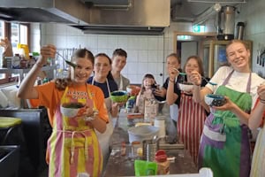 Jugendliche bereiten das Essen zu