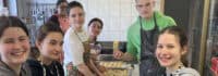 Jugendliche backen im Englisch Kochcamp