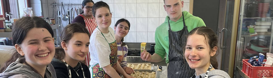 Jugendliche backen im Englisch Kochcamp