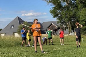 Kinder beim Spielen draußen