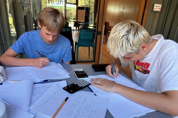 Jugendliche bereiten sich auf ihre Abschlussprüfung vor