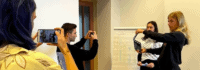Zwei Mädchen und zwei Junsg filmen mit dem Handy eine Szene
