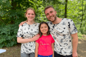 Zwei Teamer und ein Mädchen im Englisch Actioncamp Schloss Gadow