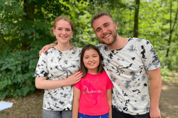 Zwei Teamer und ein Mädchen im Englisch Actioncamp Schloss Gadow