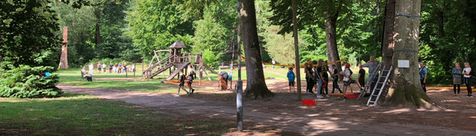 Wald mit Jugendlichen und Kindern