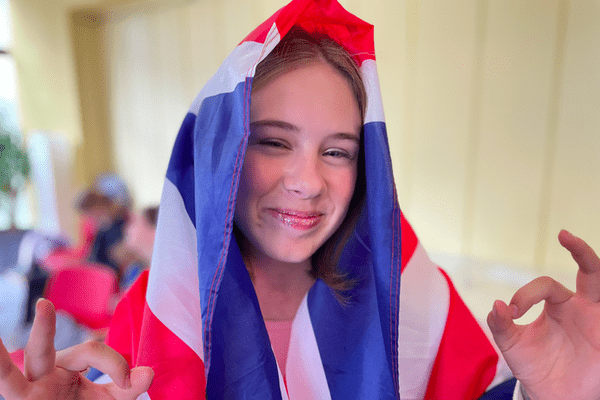Mädchen mit Flagge auf dem Kopf im Englisch Feriencamp Wismar