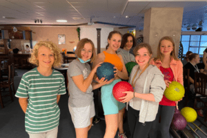 Mädchengruppe beim Bowlen