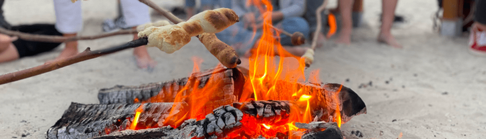 Stockbrot über dem Feuer