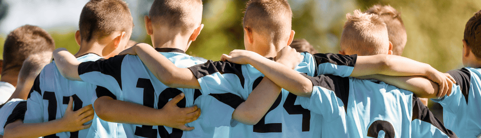 die Mannschaft bildet eine umarmende Reihe