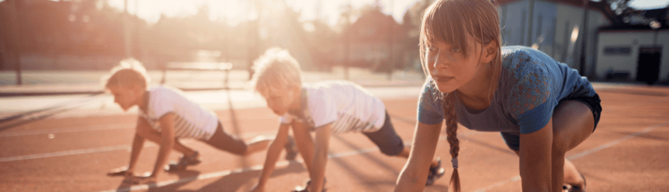 Kinder sind in Startposition zum Sprint