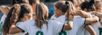Fußballlteam steht im Kreis