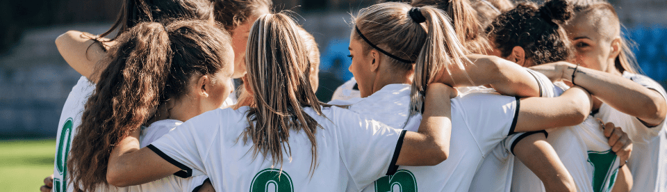 Fußballlteam steht im Kreis