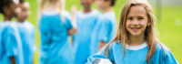 Mädchen mit Fußball in der Hand