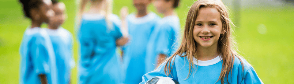 Mädchen mit Fußball in der Hand