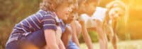 Kinder in Reihe und die Sonne scheint