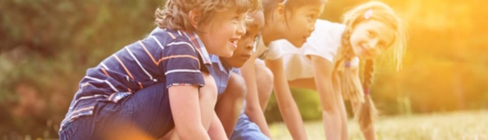 Kinder in Reihe und die Sonne scheint