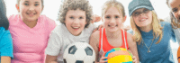 Kids mit Bällen in den Händen