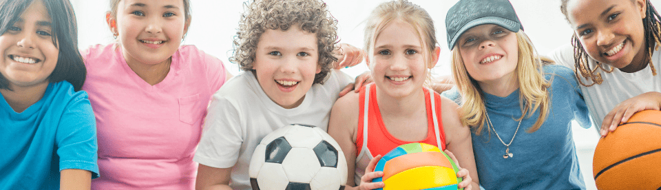 Kids mit Bällen in den Händen