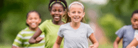 Kinder lachen und laufen