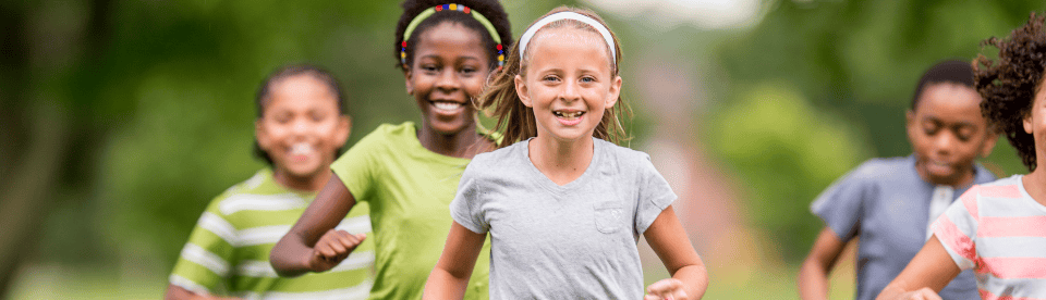 Kinder lachen und laufen