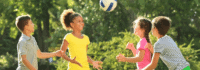 Kinder spielen mit dem Ball