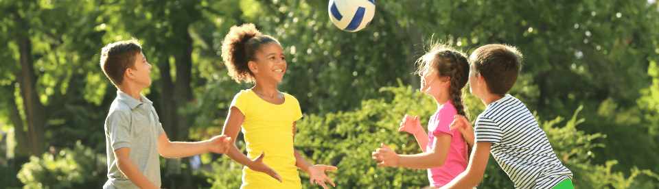 Kinder spielen mit dem Ball