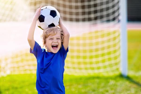 Junge mit Fußball in den Händen