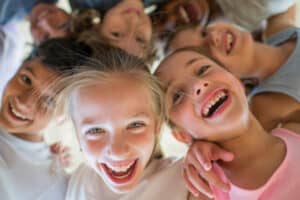 Viele lachende Kinder