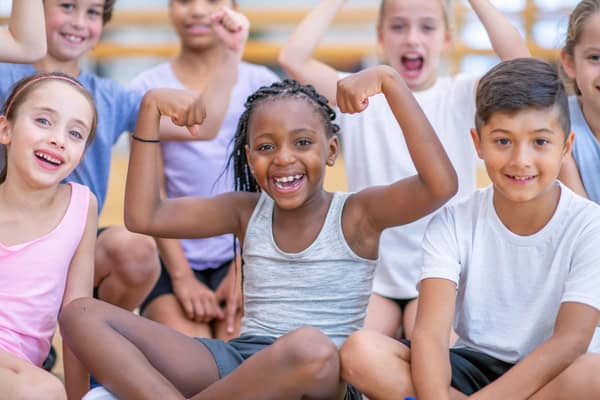 Kinder lachen im Sportcamp in Düsseldorf