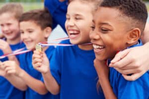 Jungs freuen sich über Teilnehmermedaille im Sportcamp in der geheimen Welt Kobern Gondorf