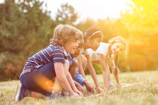 Kinder auf dem Feld