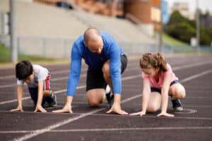 Kinder über den Start beim Sprint