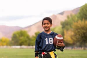 Junge mit Football in der Hand