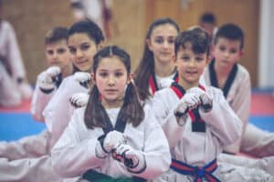 Kinder gewinnen an Selbstvertrauen im Taekwondo Camp