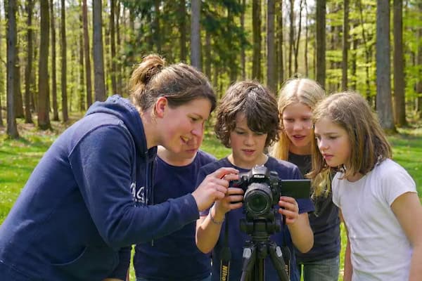 Teilnehmer mit Kamera im Film Daycamp in Regen